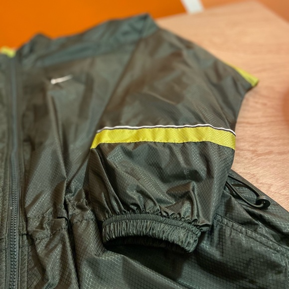 Nike Wind Breaker - Picture 5 of 11